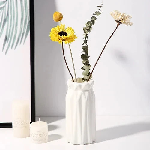 vases blancs modernes rayures horizontales rose pâle vert clair décoration intérieure minimalistes