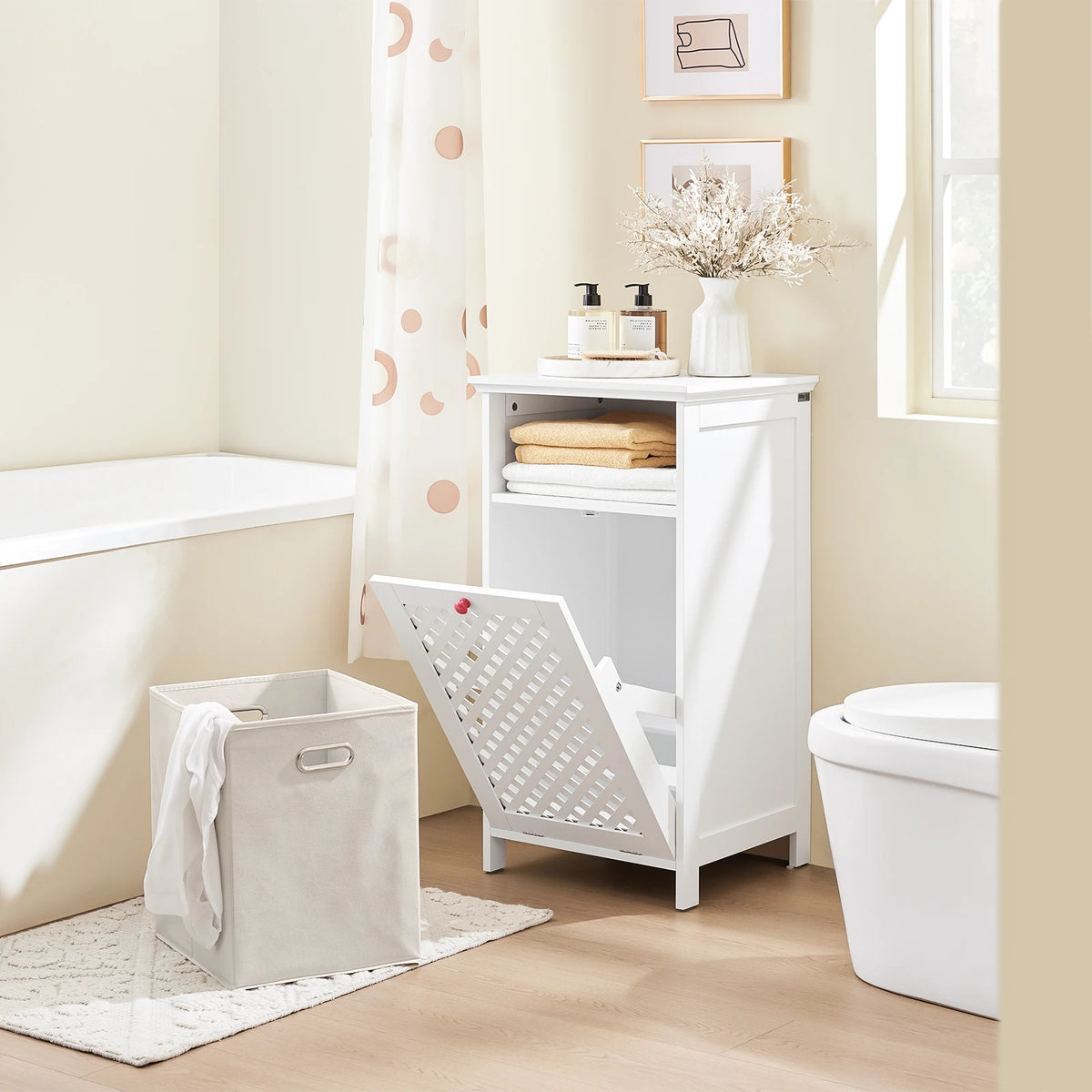 Intérieur de l'armoire de salle de bain montrant l'étagère ouverte et le panier à linge