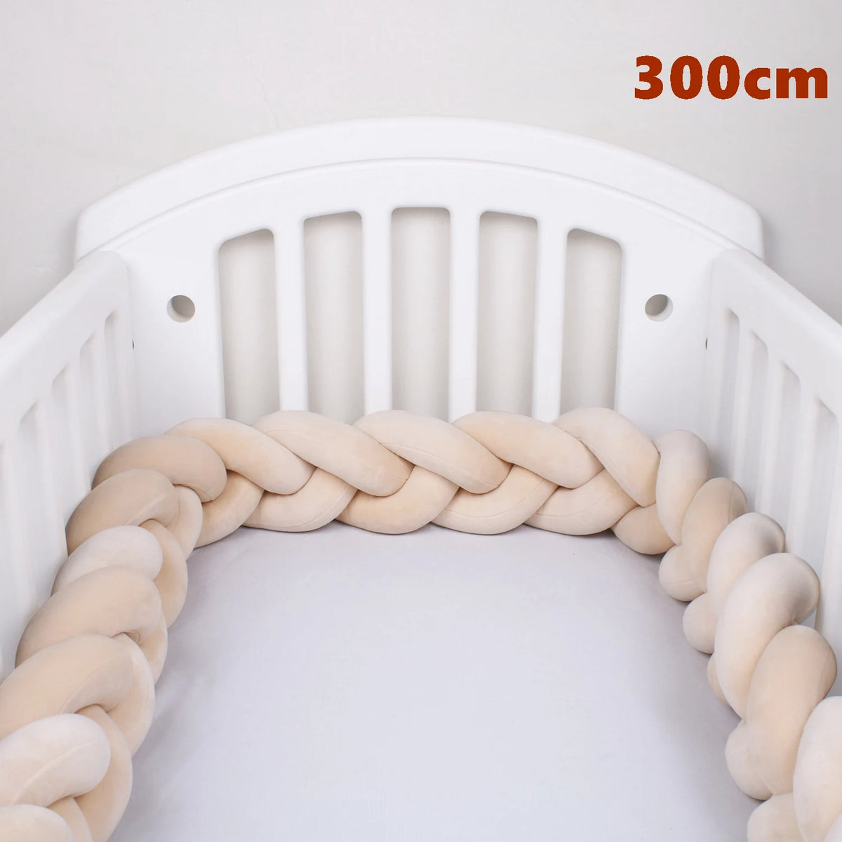 coussin noué bébé tissu doux texture tressée beige clair moderne confortable sécurité chambre anti