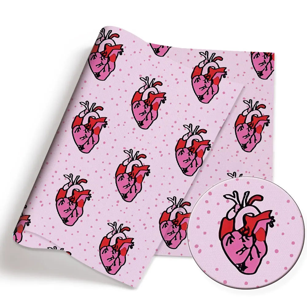 tapis yoga moderne graphique imprimé cœurs organes insectes marteaux noir rose bleu blanc