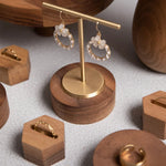 présentoir bijoux bois étoiles écran moderne rangement boucles oreilles bracelets anneaux or blanc marron