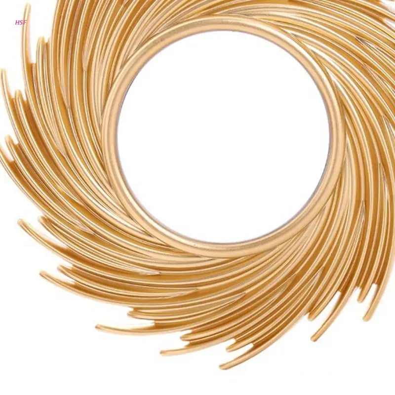 Vue de face du miroir rond décoratif en rotin sur fond neutre