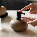 distributeur savon liquide céramique texture granulée moderne minimaliste beige noir