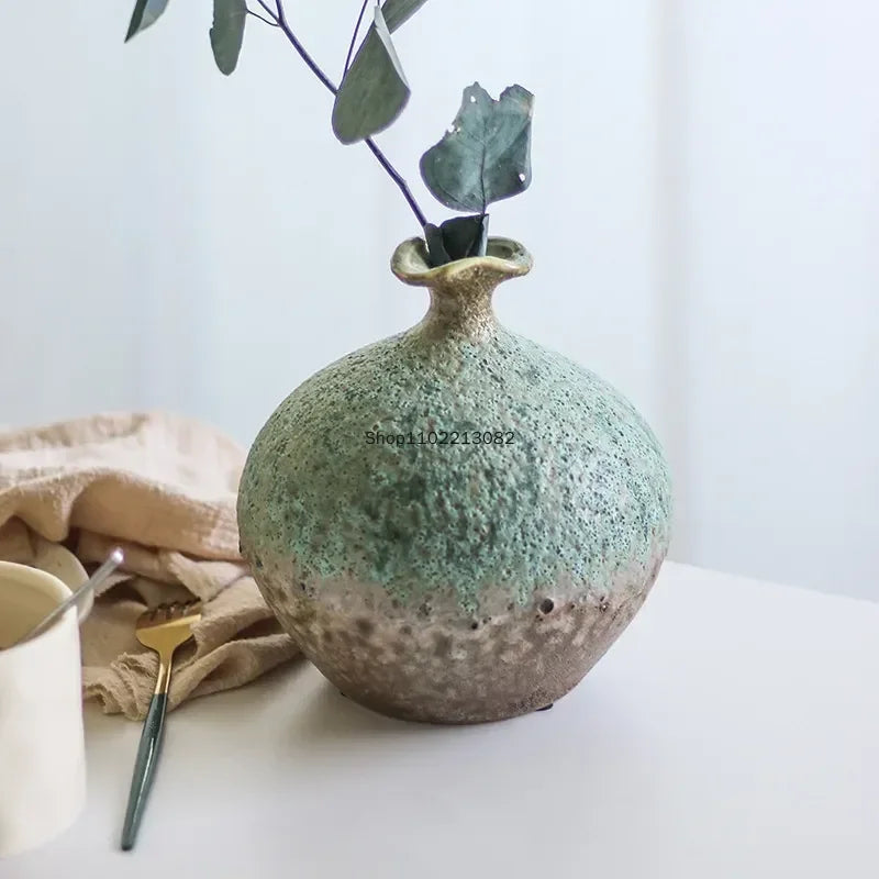 vase céramique rustique vert beige marron texturé variations couleur branches feuilles arrangement floral