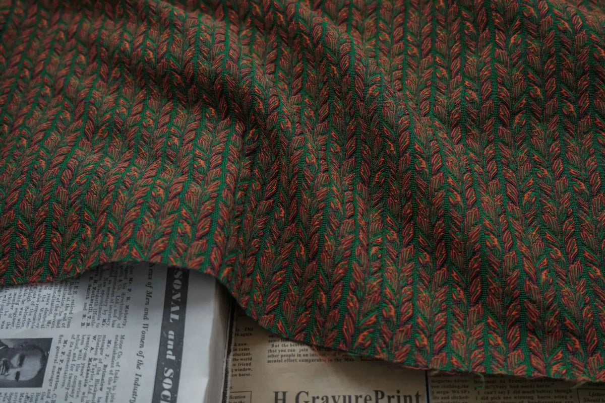 tissu polyester jacquard motif feuilles vert foncé rouge rustique épais texturé plié bricolage automne