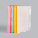 Organisation de documents avec boîtes de rangement noires et vertes