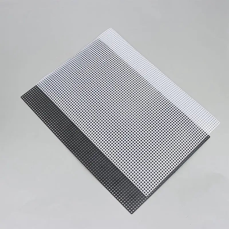 grille perforée moderne noir blanc plastique travaux manuels couture broderie tissage