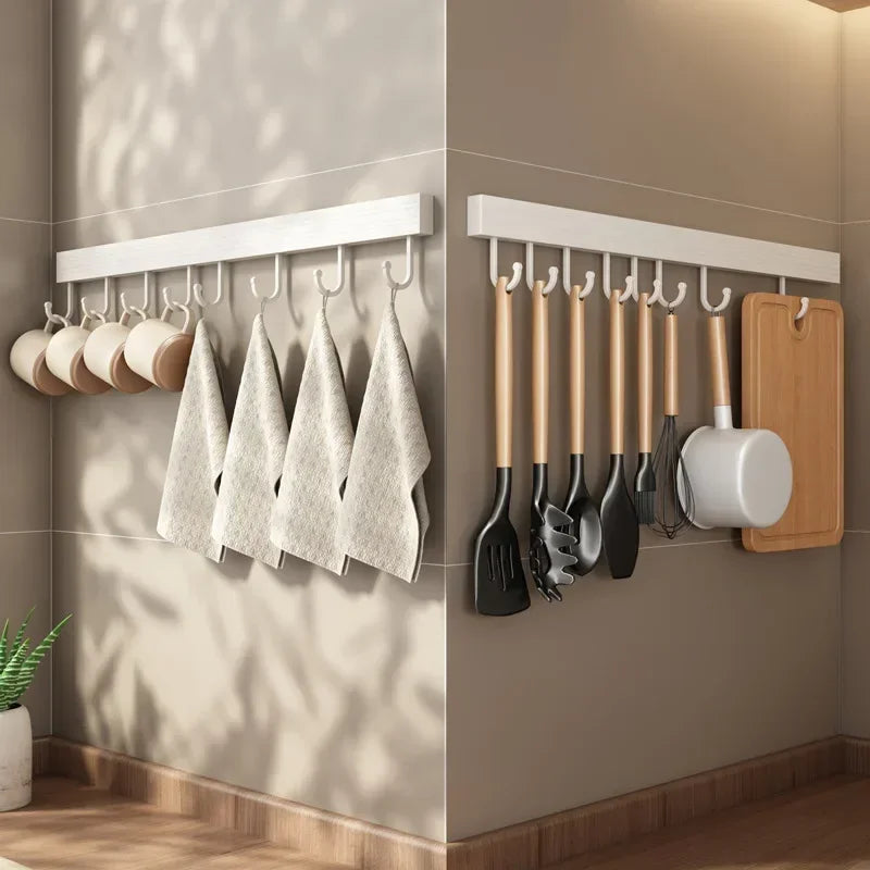 organisateur cuisine crochets suspension ustensiles rangement mur moderne blanc argenté spatules louches tasses bouteilles
