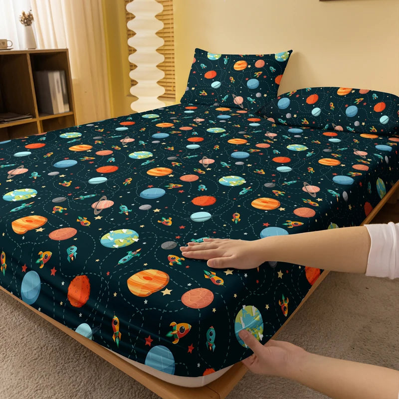 drap lit enfantin planètes colorées fusées étoiles moderne bleu foncé orange vert blanc