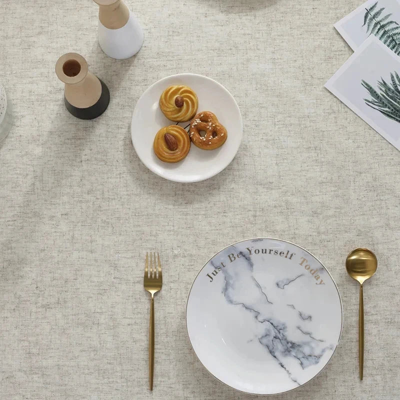 nappe table lin beige pompons blancs marbrure assiettes vases scandinave minimaliste rustic chic