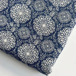 tissu classique fleurs blanches bleu marine vert clair rouge foncé 150cm 50cm coton linge