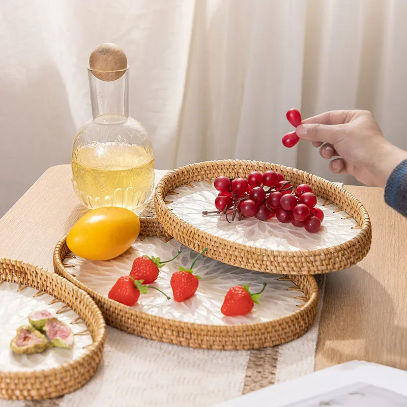 assiettes rotin motif floral moderne rustique fruits gâteau pain fourchette verre blanc intérieur