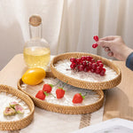 assiettes rotin motif floral moderne rustique fruits gâteau pain fourchette verre blanc intérieur