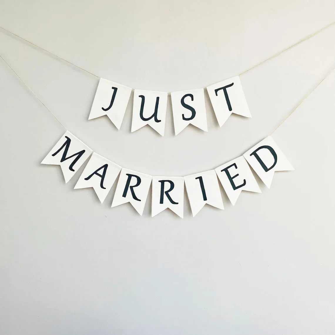 guirlande decorative juste married blanc noir decoration mariage banniere triangulaire lettres imprimées rustic vintage