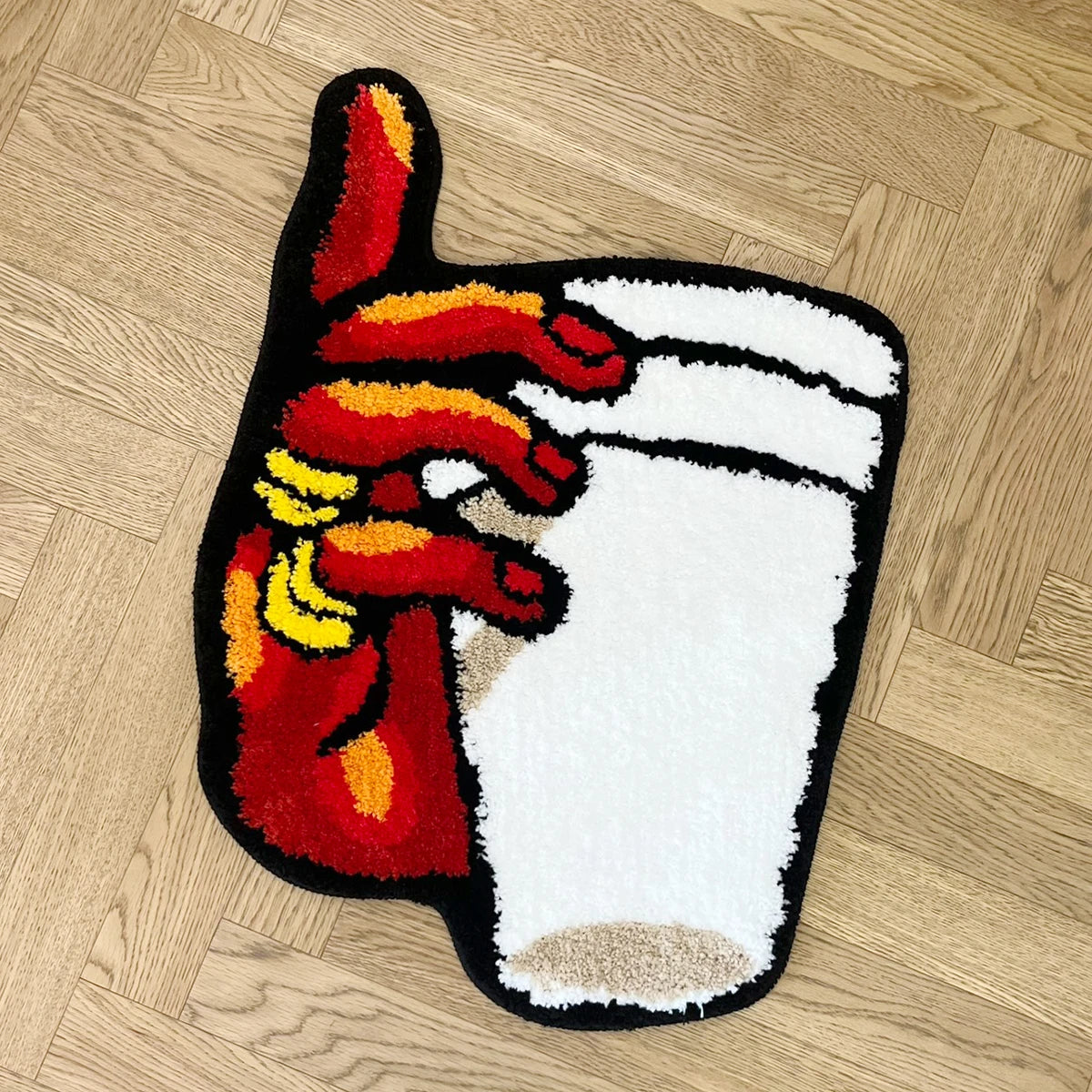 tapis tufté pelucheux main tenant tasse rouge jaune blanc noir antidérapant extérieur intérieur moderne