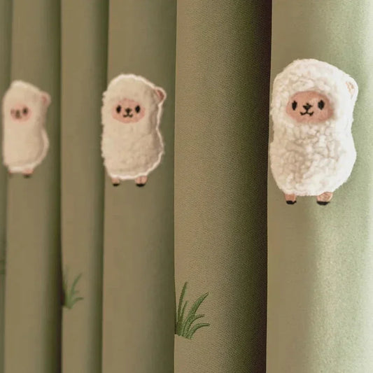Des rideaux luxueux en textile de laine de couleur crème, drapés élégamment sur une fenêtre large, Idéal pour le traitement de fenêtres et la décoration d'intérieur.
