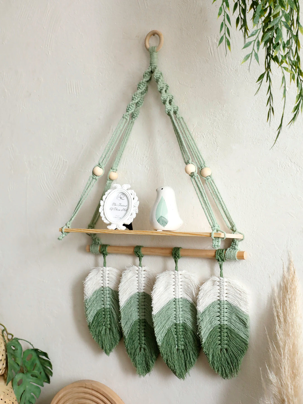 étagère murale bois macramé feuilles vertes claires décoration bohème artisanale cadre photo oiseau