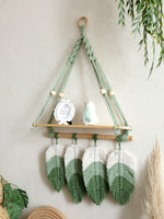 étagère murale bois macramé feuilles vertes claires décoration bohème artisanale cadre photo oiseau