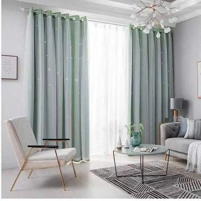 Rideau vert sauge clair avec voilage blanc translucide, installé dans un salon contemporain à la décoration nordique.