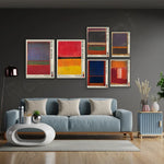 Le salon moderne met en valeur une belle collection d'art abstrait sur un mur sombre, offrant un contraste saisissant avec le canapé bleu pastel et les éléments de décoration.