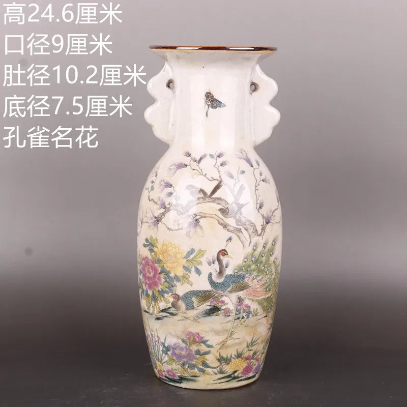 Vase en céramique orné de motifs floraux colorés et d'oiseaux dans un paysage naturel.