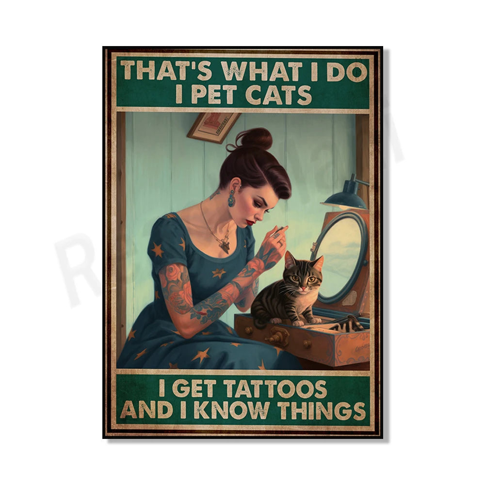 Une femme tatouée assis sur un fauteuil en train de caresser son chat de compagnie, avec un texte indiquant "C'est ce que je fais, je soigne les chats et je me fais faire des tatouages".