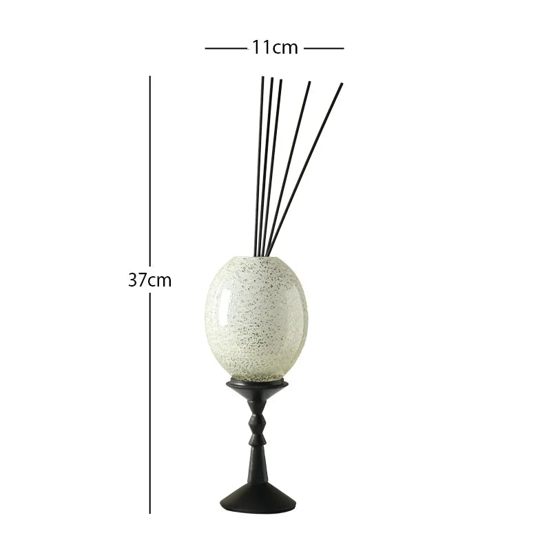 bougie décorative moderne élégante motifs floraux dorés texture ondulée marron clair noir salon diffusion