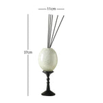 bougie décorative moderne élégante motifs floraux dorés texture ondulée marron clair noir salon diffusion