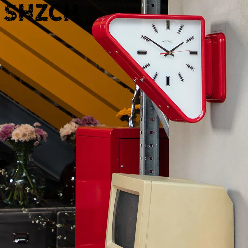 horloge murale triangulaire vintage rouge noir aiguille métal brillant fixée mur industriel
