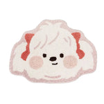 Tapis de bain moelleux et confortable en forme de petit animal mignon avec des oreilles et un visage expressif en blanc et rouge.