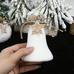 Boule de Noël flocon blanc avec guirlandes lumineuses