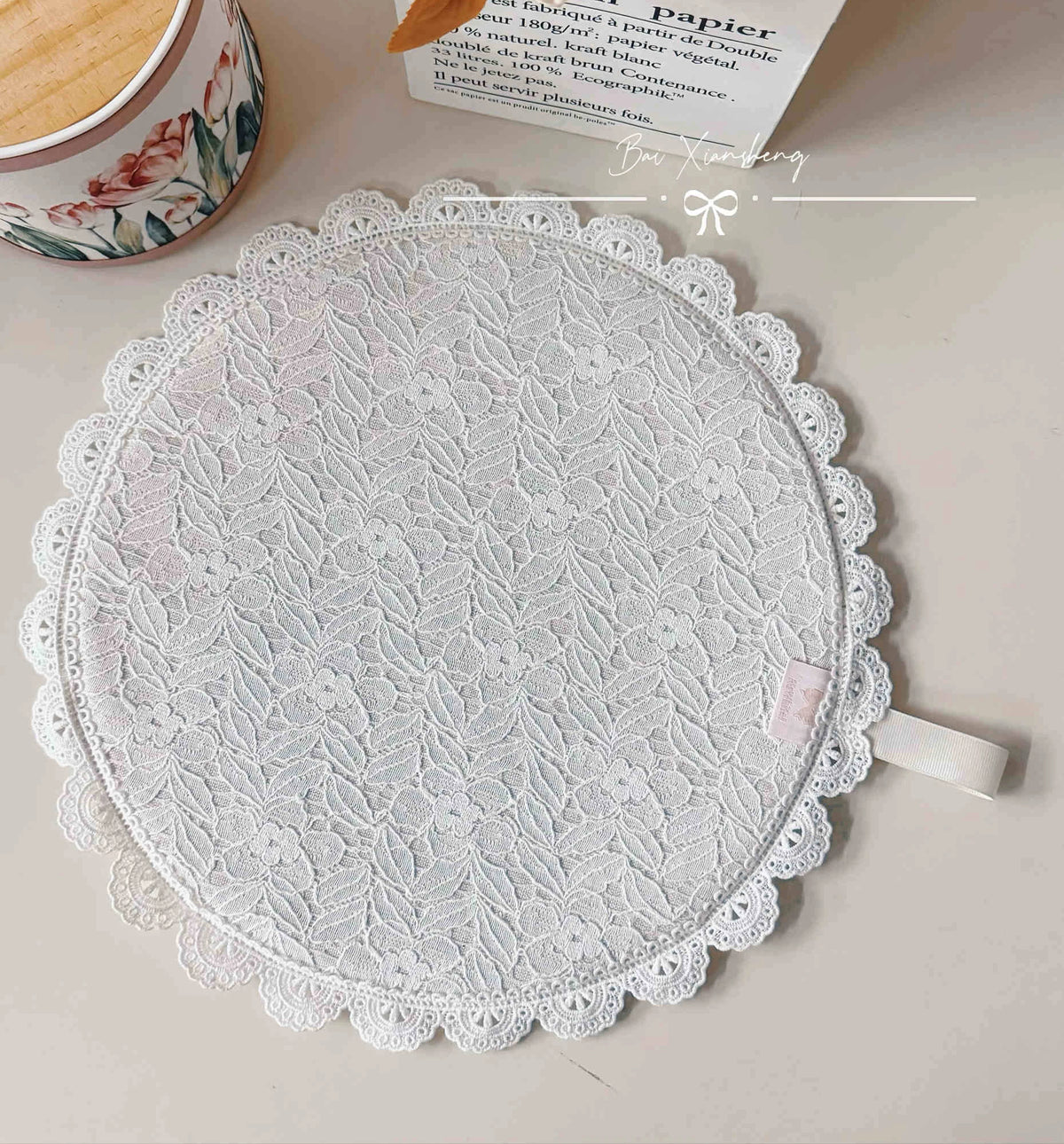 serviettes table dentelle rose clair blanc beige marron violet classiques opaques