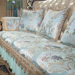 Un canapé luxueux avec un motif floral et des éléments ornementaux dorés, créant une atmosphère de sophistication et d'élégance.
