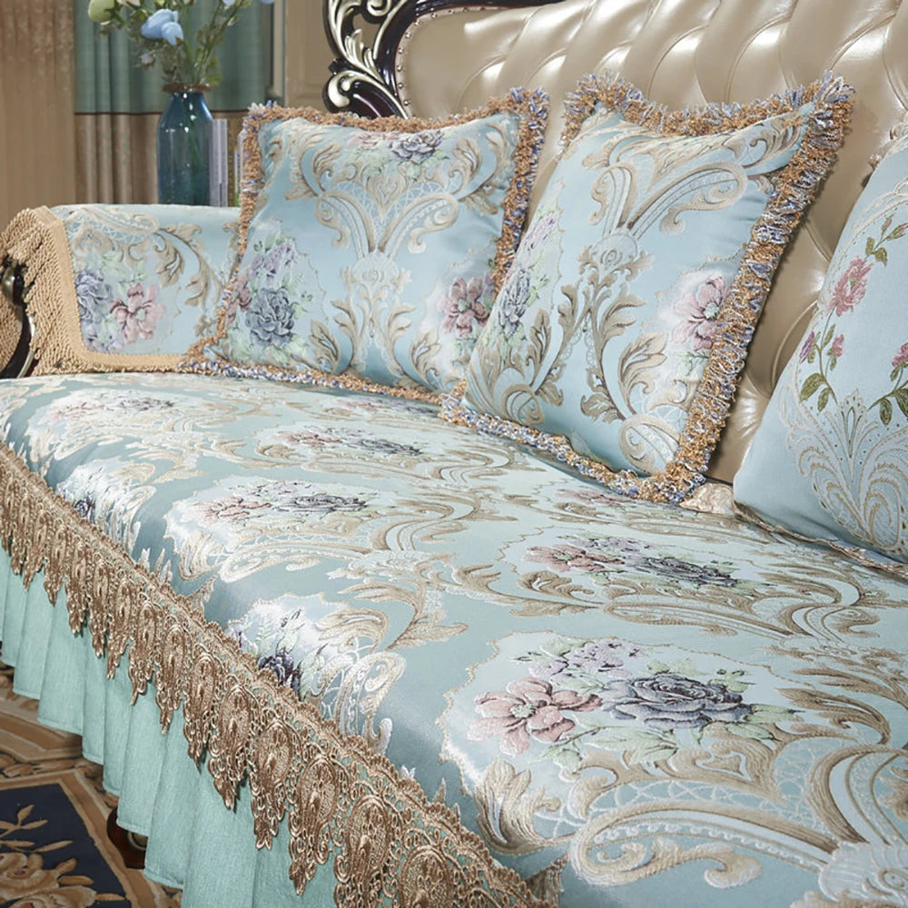 Un canapé luxueux avec un motif floral et des éléments ornementaux dorés, créant une atmosphère de sophistication et d'élégance.