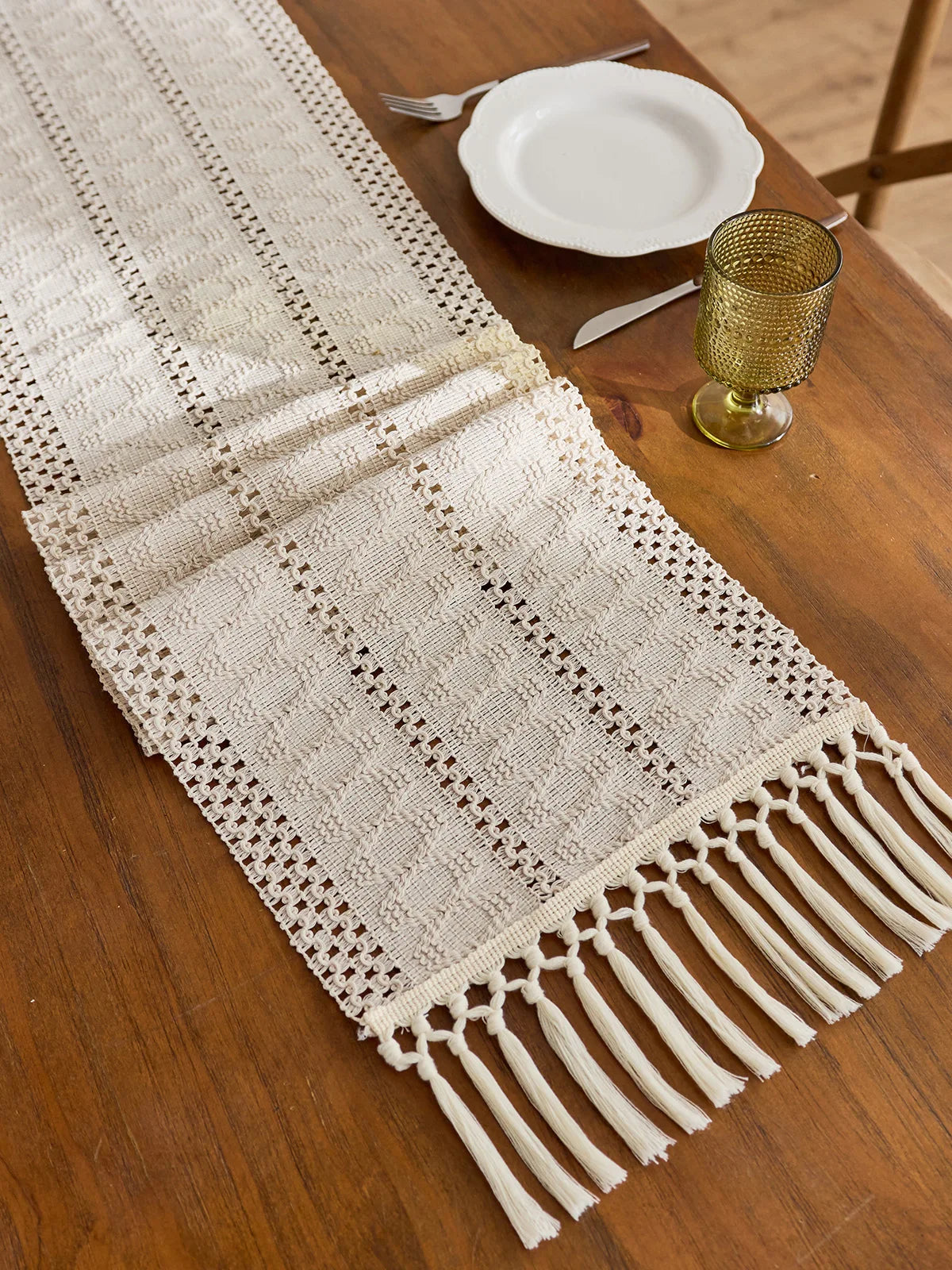 tableau chemin table tissé main rustique bohème blanc cassé bordure ajourée franges motifs géométriques