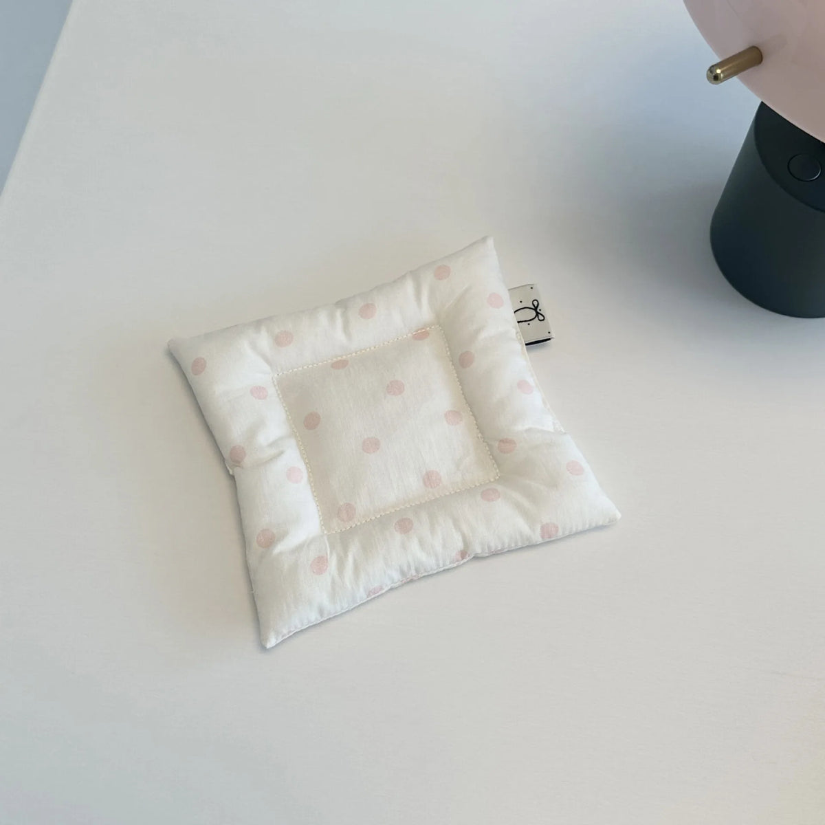 coussins protection tasses blanc gris clair beige rose pâle points classique opaques sans fixation