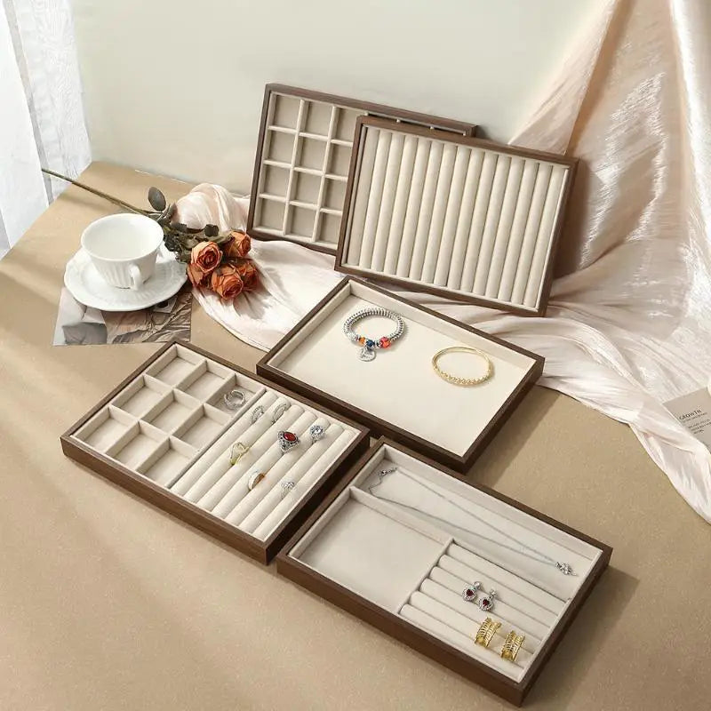boîtes bijoux bois marron velours beige moderne minimaliste rangement exposant bracelets boucles doreilles