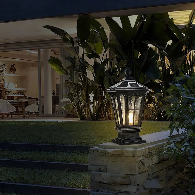 lampadaire solaire or noir classique verre transparent fenêtres rustique manoir panneau solaire led