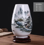 Vase en céramique décoré d'un paysage montagneux chinois avec une maison de village dans un style traditionnel.