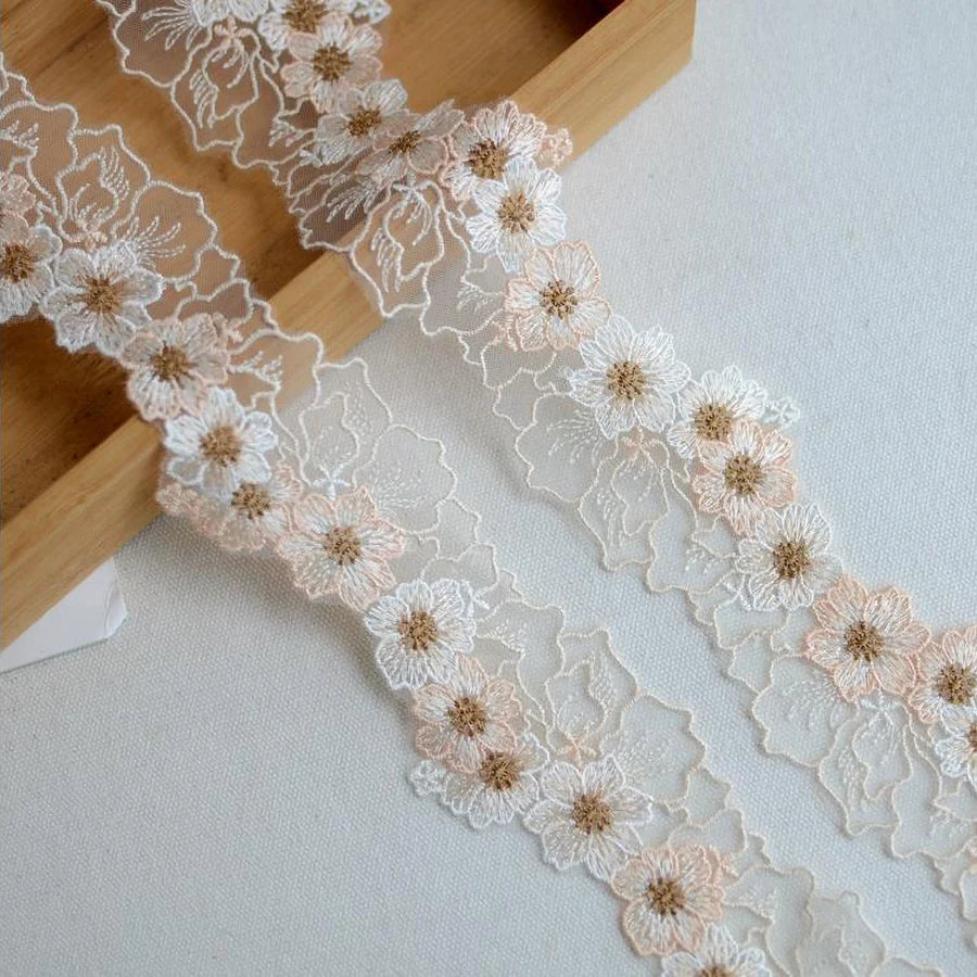 ruban dentelle fleurs blanches blanc vert rose violet broderie fine élégant coton polyester six