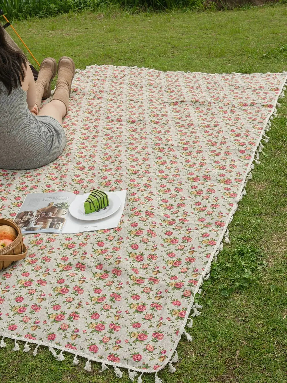 serviette plage vintage fleurs roses jaunes fond beige adaptable plage camping randonnée