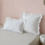 housse coussin blanc monogramme brodé vintage ruches non toxique polyester coton