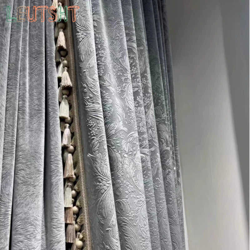 rideau velours gris clair motif floral classique pompons dorés fenêtre chambre salon
