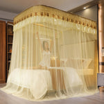 Un élégant baldaquin doré dans une chambre richement décorée, offrant un espace luxueux et confortable pour un sommeil paisible.