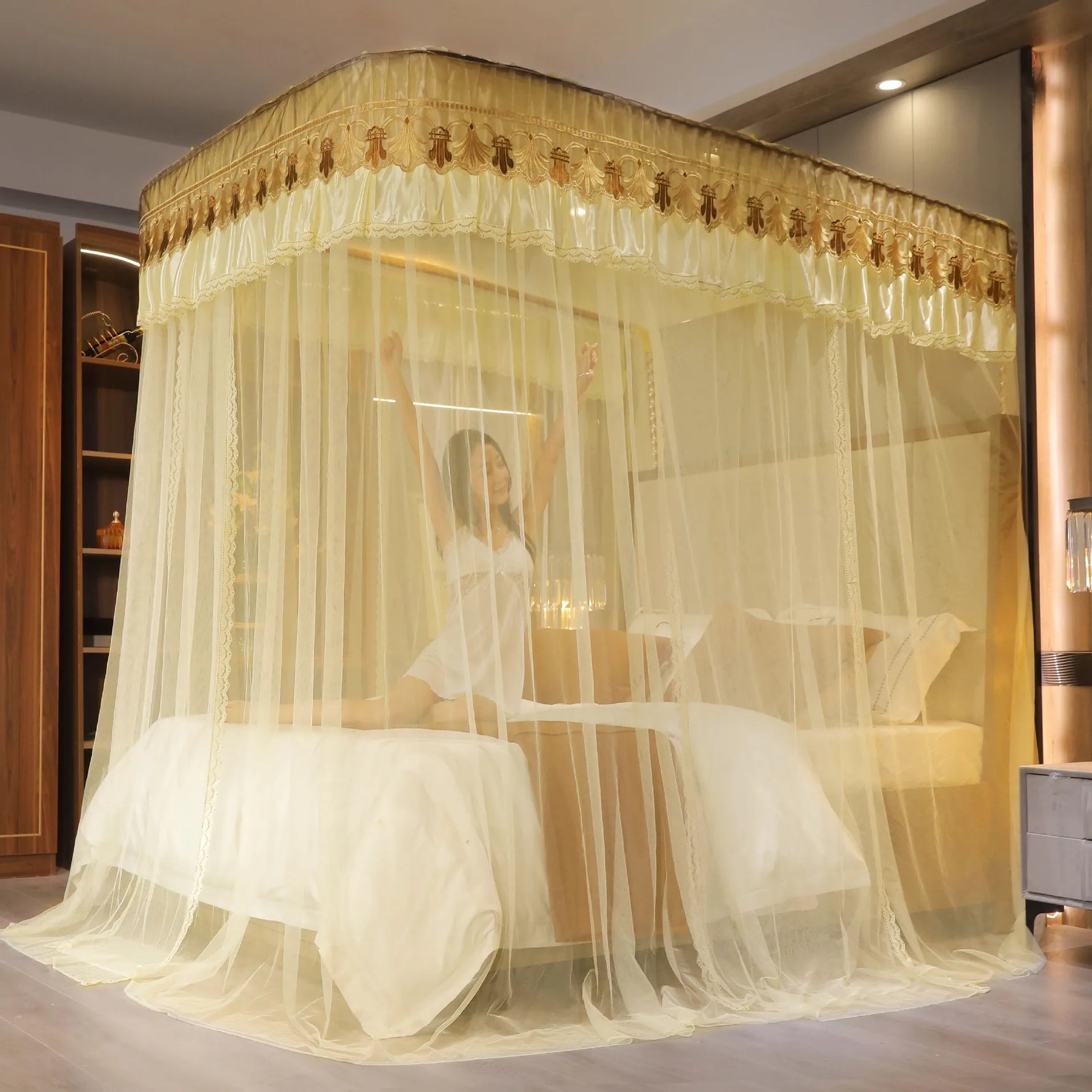 Un élégant baldaquin doré dans une chambre richement décorée, offrant un espace luxueux et confortable pour un sommeil paisible.