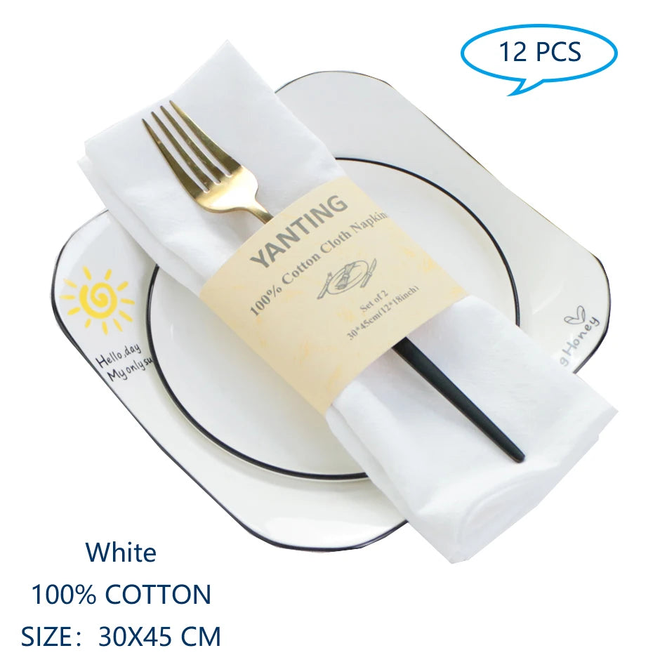 Des serviettes de table en coton blanc de 30 x 45 cm, idéales pour une utilisation quotidienne et élégante lors des repas.