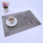 tapis table moderne rayures horizontales beige marron gris clair assiette cuillère couteau tasse