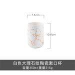 ensemble salle bain moderne blanc doré marbre veines élégant pompe tasse dents support savon
