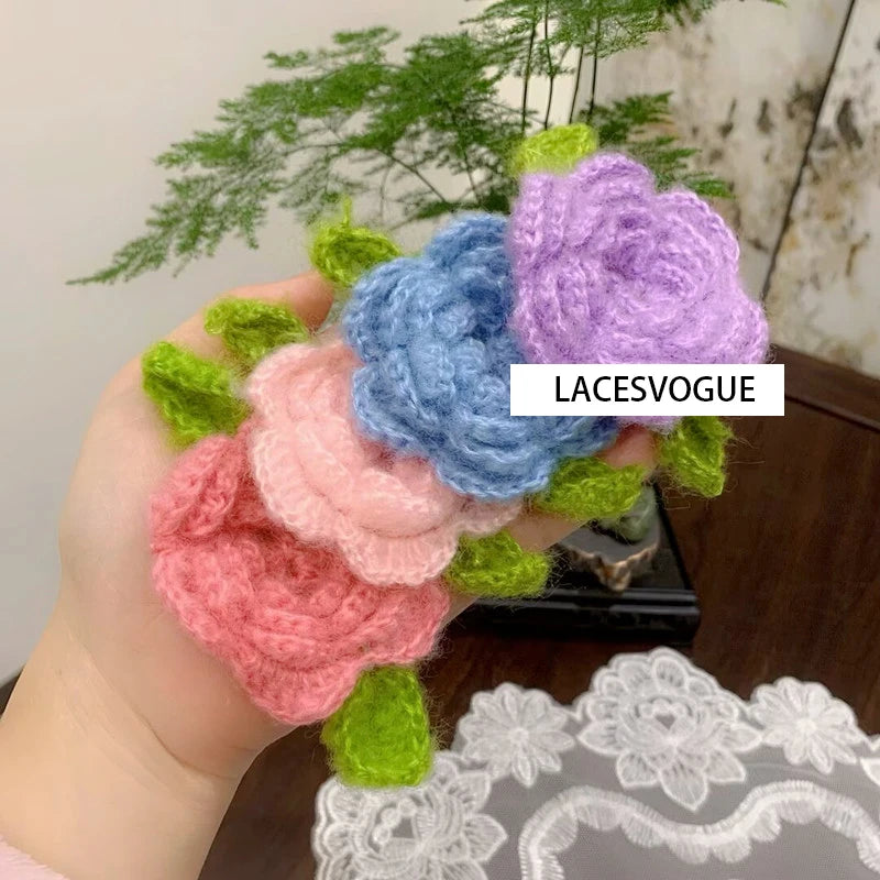 fleurs crochet rose bleu violet vert texture main fleur feuilles patchwork bricolage appliques