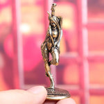 statue bronze sculptée détails fins courbes contours base gravure ornement maison